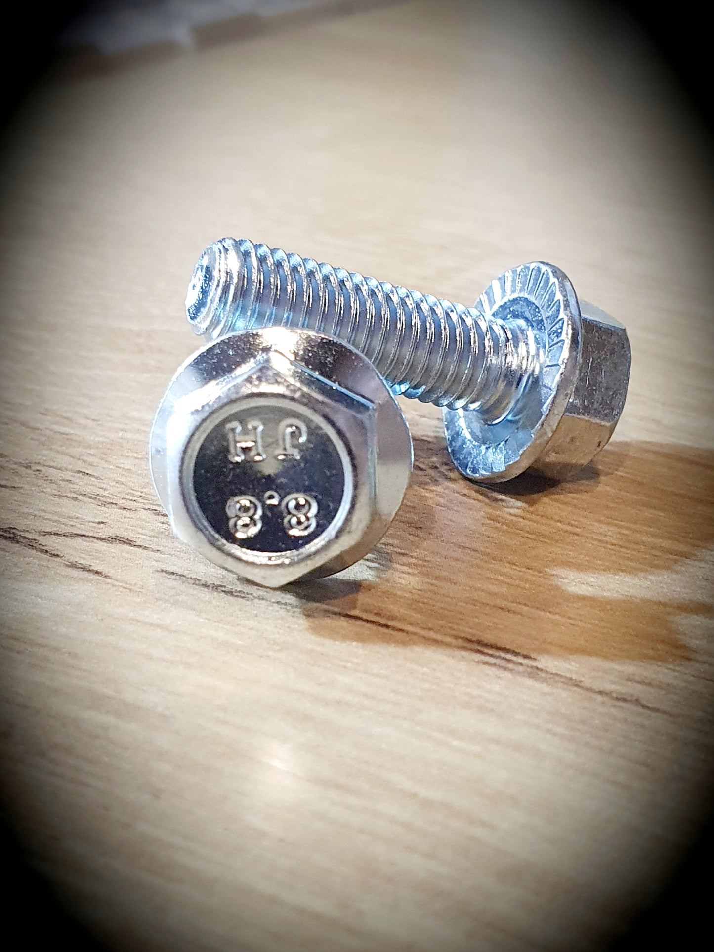Hexagon head serrated screw with flange 8.8 M8 X 25